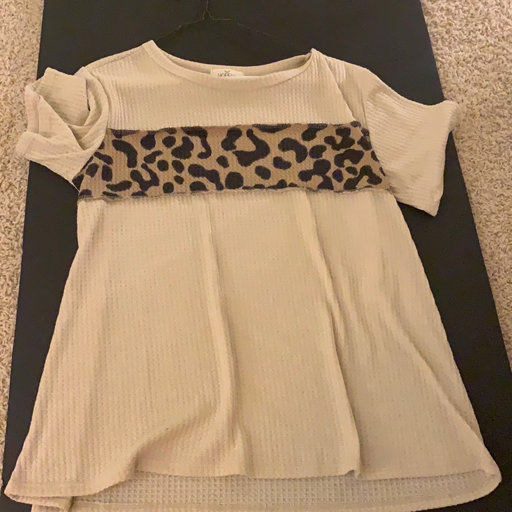 Hopely size medium waffle knit leopard tee